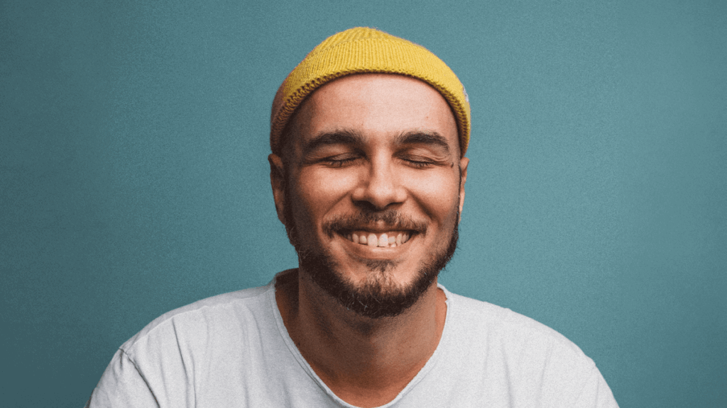 James Pierre lança faixa que mistura jazz, MPB e estética vintage