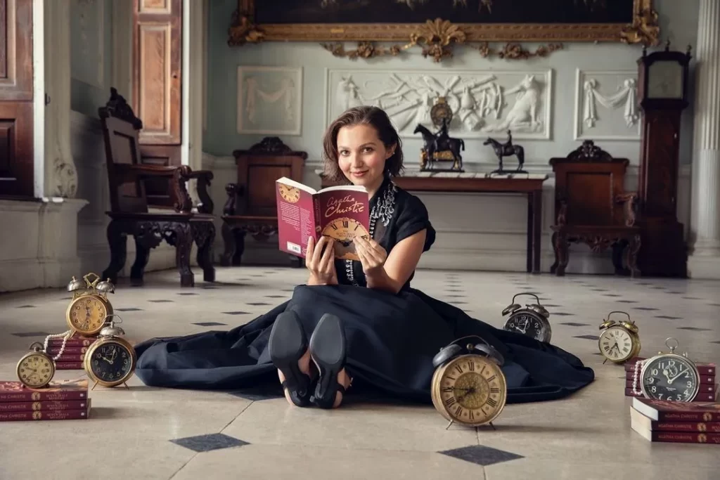 Os Sete Relógios de Agatha Christie ganha teaser e data de estreia na Netflix