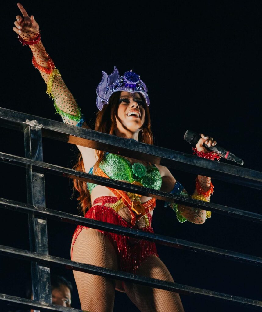 Anitta arrasta mais de 700 mil pessoas para o circuito Vem Pro Mar, em São Luís Anitta arrasta mais de 700 mil pessoas para o circuito Vem Pro Mar, em São Luís