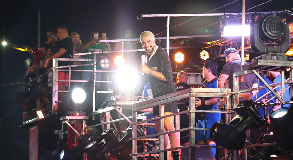 Primeiro dia de Carnaval na Litorânea reúne 400 mil pessoas com Chicabana, Alok e Nattan Primeiro dia de Carnaval na Litorânea reúne 400 mil pessoas com Chicabana, Alok e Nattan