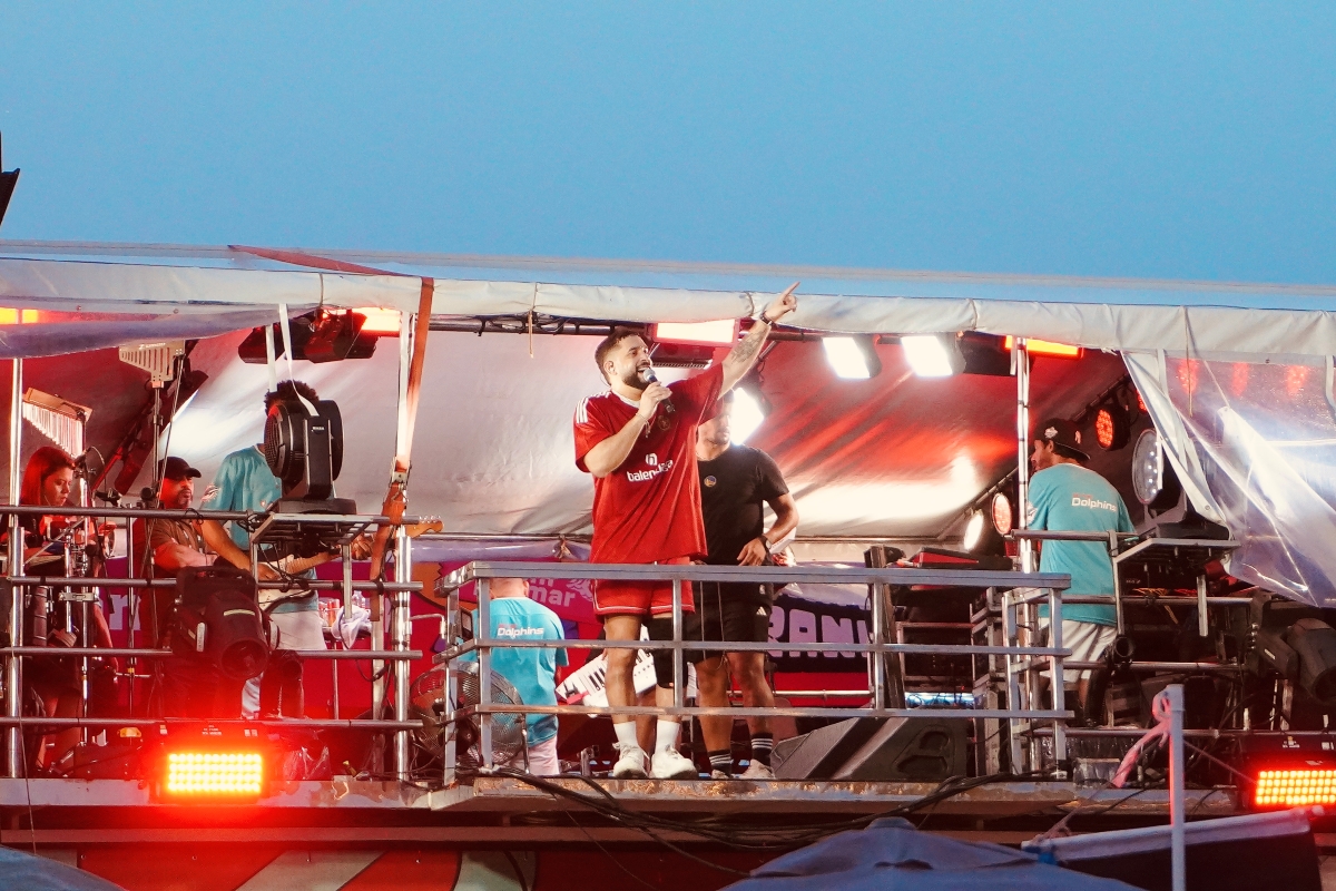 Último dia de pré-Carnaval leva 280 mil pessoas à Litorânea com Henry Freitas e Carlinhos Brown Último dia de pré-Carnaval leva 280 mil pessoas à Litorânea com Henry Freitas e Carlinhos Brown