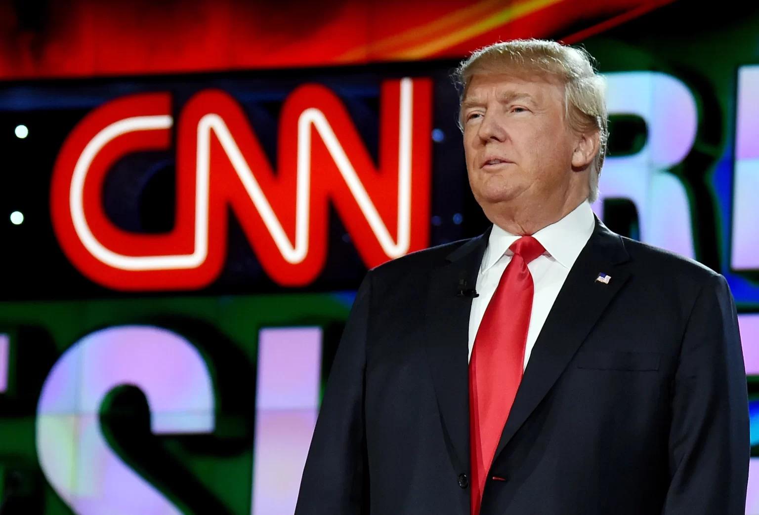 Como a compra da Warner pela Paramount pode afetar a linha editorial da CNN?