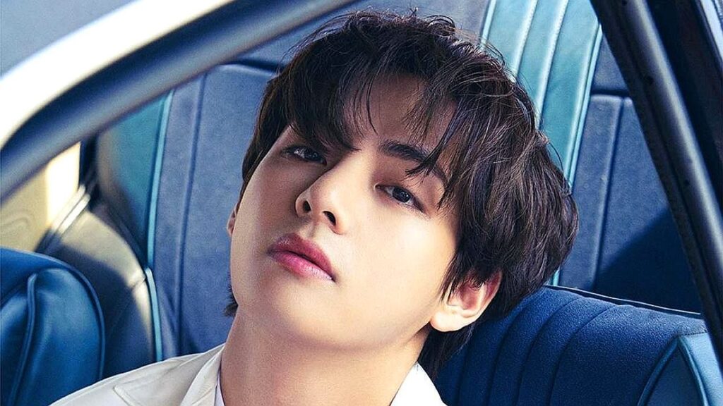 V, do BTS, revela perda de 70% da audição no ouvido direito